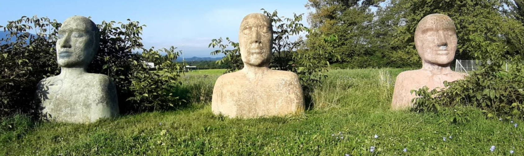 Trije Angeli - Három angyal, kőszobrok