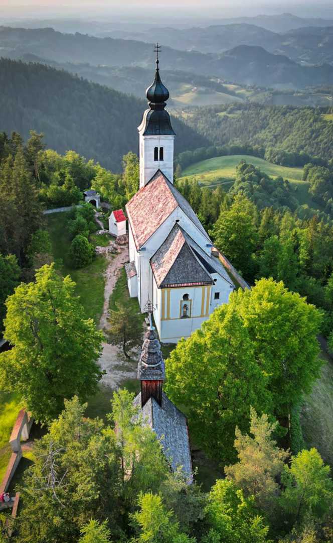 Sveti Duh na Ostrem vrhu - Župnijska cerkev Svetega Duha na Ostrem vrhu - Szentlélek-plébániatemplom a Ostri vrh tetején (904 m)