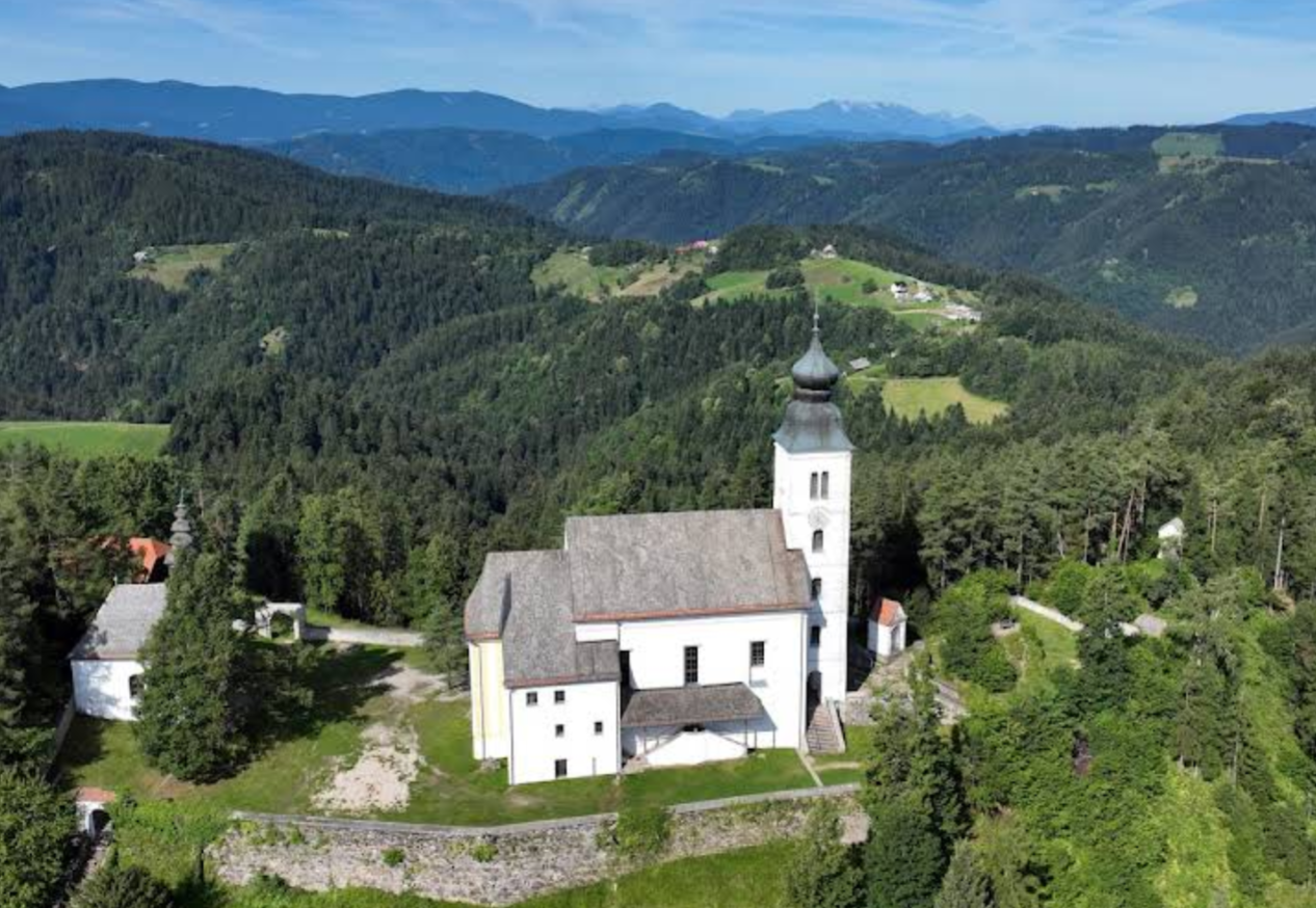 Sveti Duh na Ostrem vrhu - Župnijska cerkev Svetega Duha na Ostrem vrhu - Szentlélek-plébániatemplom a Ostri vrh tetején (904 m)