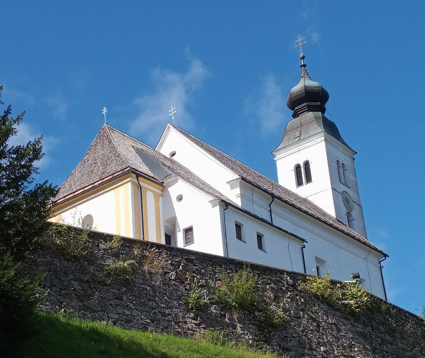 Sveti Duh na Ostrem vrhu - Župnijska cerkev Svetega Duha na Ostrem vrhu - Szentlélek-plébániatemplom a Ostri vrh tetején (904 m)