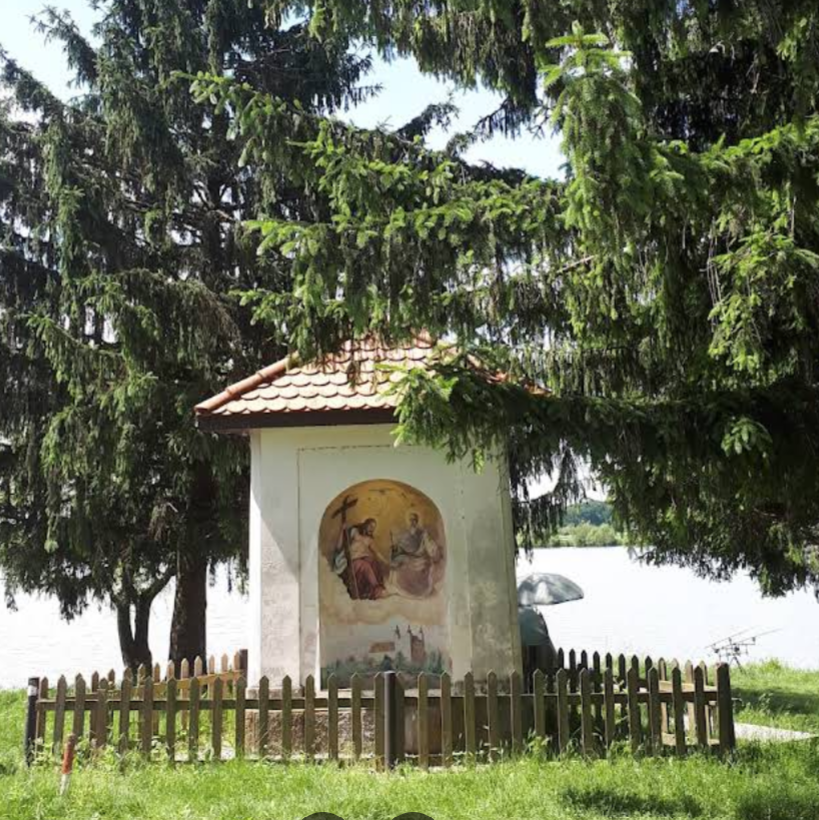Sveta Trojica v Slovenskih goricah - Znamenje, trikotna kapelca - háromoldalú képoszlop a templom mögött a Gradišče-tó partján