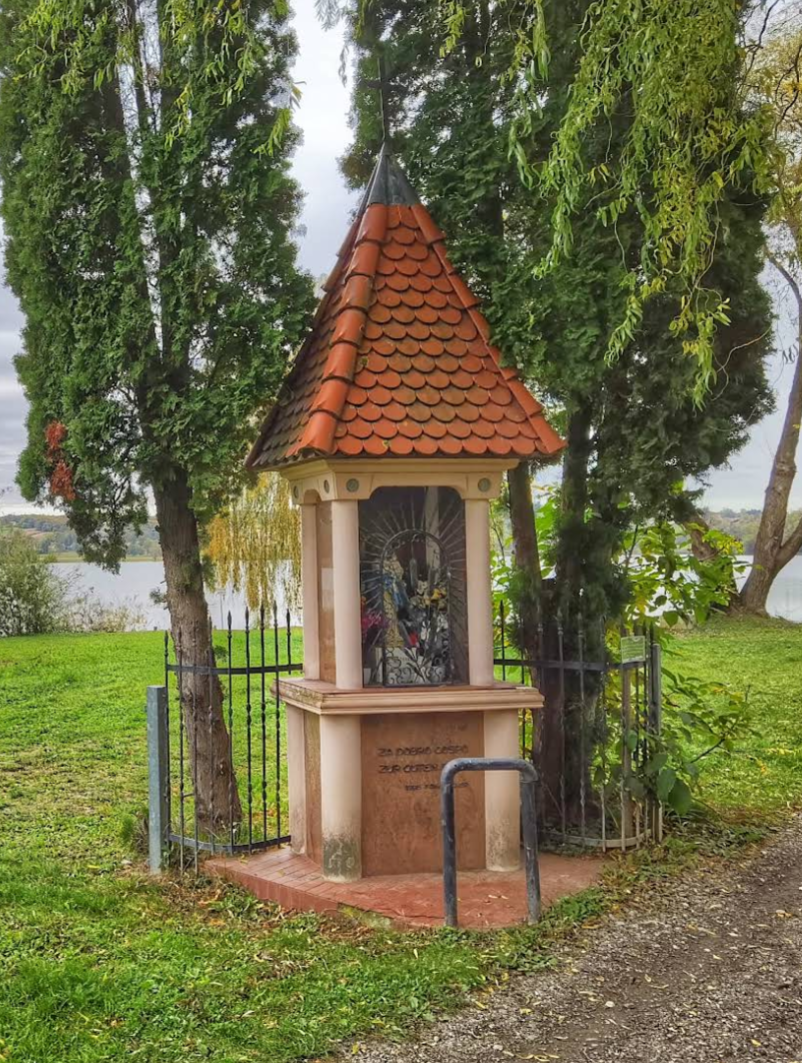 Sveta Trojica v Slovenskih goricah - Znamenje - Szűz Mária a kisded Jézussal, képoszlop a Gradišče-tó partján