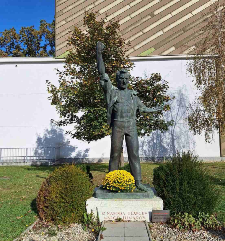 Murska Sobota (Muraszombat) - Kip Štefan Kovač - Štefan Kovač egész alakos szobra a mozi épülete előtt