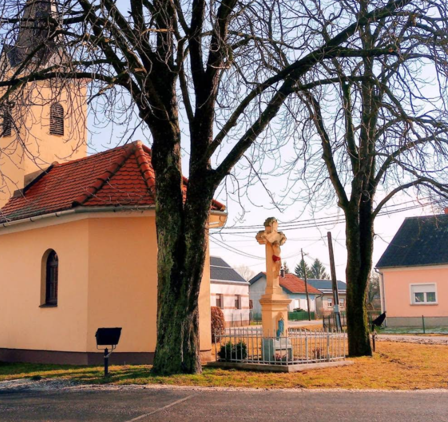 Božje znamenje - útmenti kőkereszt korpusszal és Mária-szoborral kápolna mögött