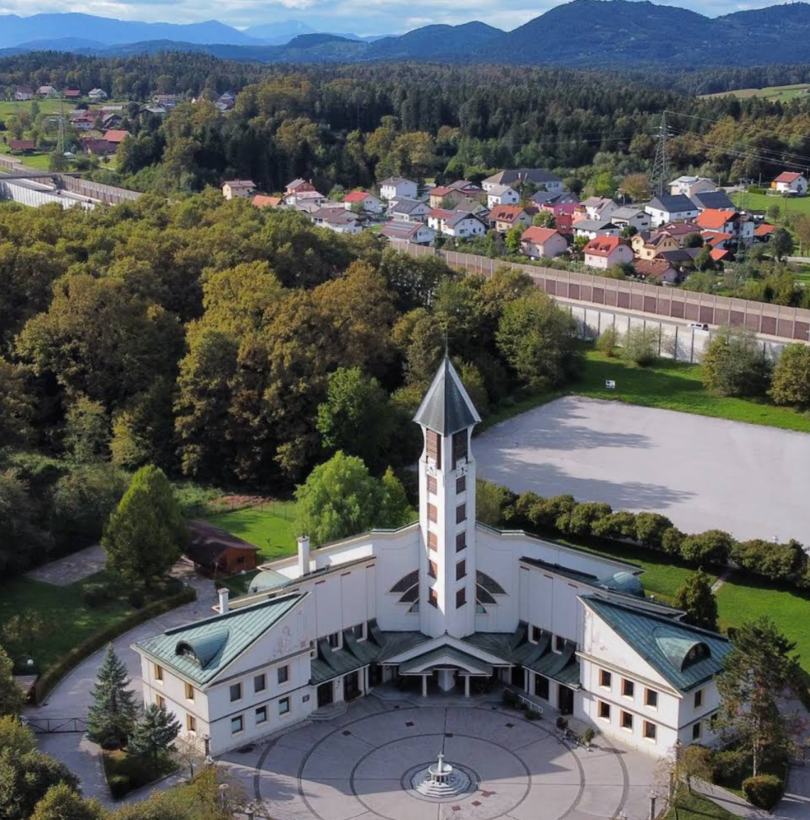 Celje - Župnijska cerkev sv. Duha - Szentlélek-plébániatemplom