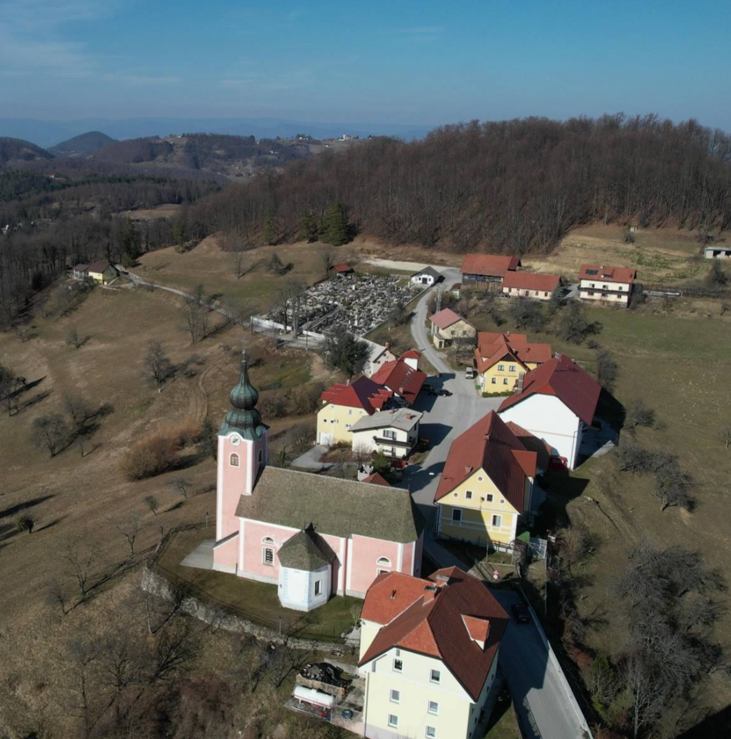 Dobje pri Planini - Župnijska cerkev sv. Marije - Karmelske Matere Božje - Kármelhegyi Boldogasszony-plébániatemplom
