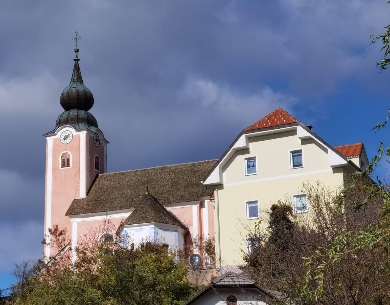 Dobje pri Planini - Župnijska cerkev sv. Marije - Karmelske Matere Božje - Kármelhegyi Boldogasszony-plébániatemplom