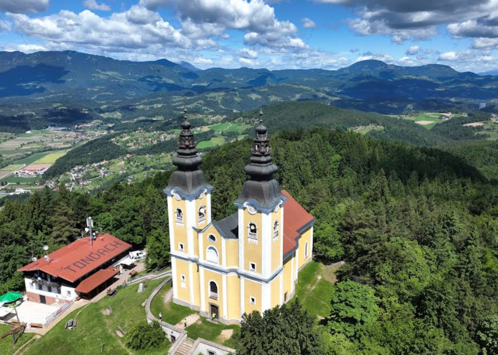 Dobrič - Župnijska cerkev sv. Križa na gori Oljki - Szent kereszt-plébániatemplom az Oljki hegyen (733 m)
