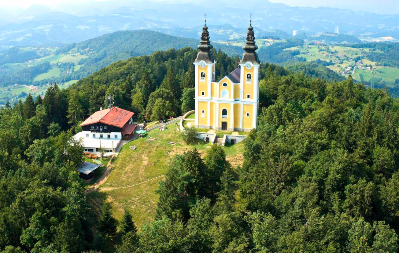 Dobrič - Župnijska cerkev sv. Križa na gori Oljki - Szent kereszt-plébániatemplom az Oljki hegyen (733 m)