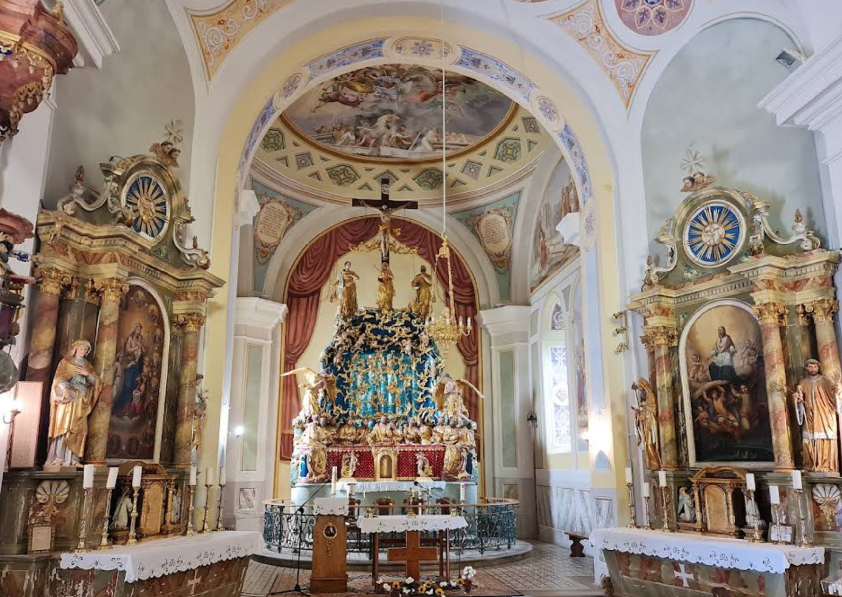 Dobrič - Župnijska cerkev sv. Križa na gori Oljki - Szent kereszt-plébániatemplom az Oljki hegyen (733 m)