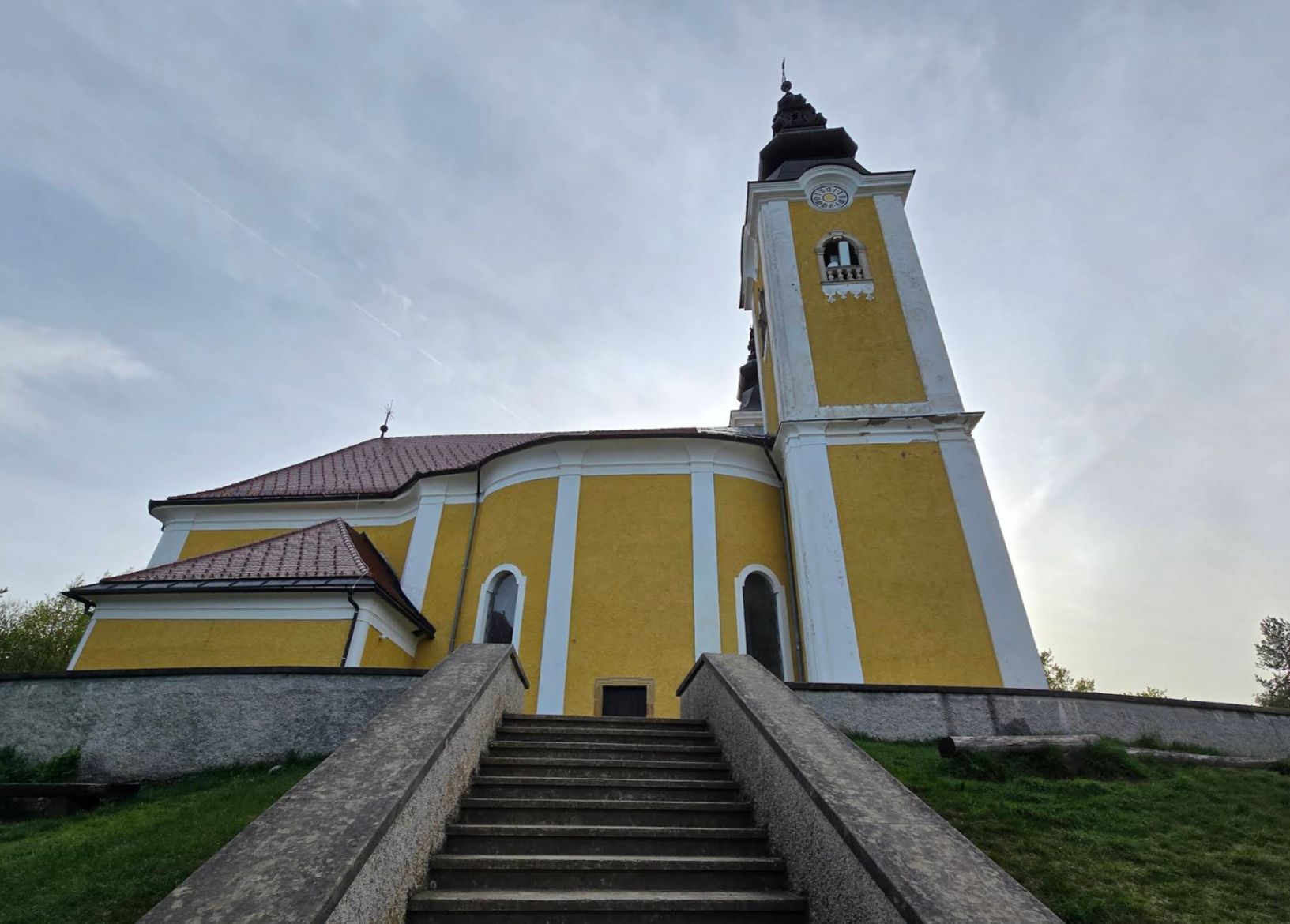 Dobrič - Župnijska cerkev sv. Križa na gori Oljki - Szent kereszt-plébániatemplom az Oljki hegyen (733 m)