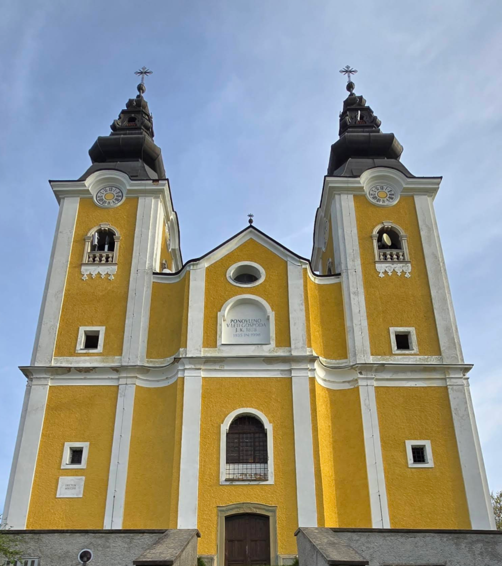Dobrič - Župnijska cerkev sv. Križa na gori Oljki - Szent kereszt-plébániatemplom az Oljki hegyen (733 m)