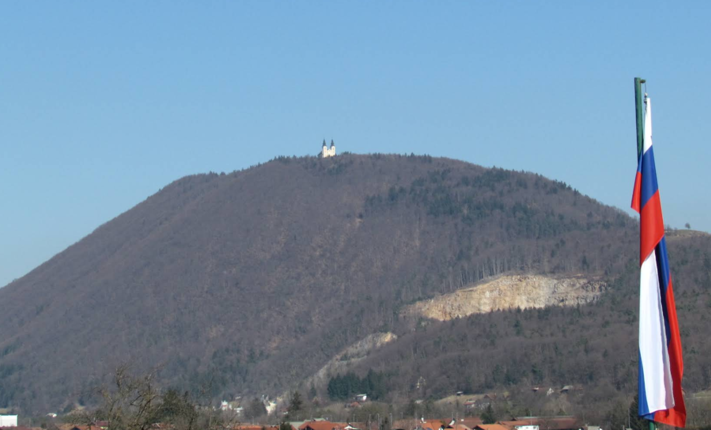 Dobrič - Župnijska cerkev sv. Križa na gori Oljki - Szent kereszt-plébániatemplom az Oljki hegyen (733 m)