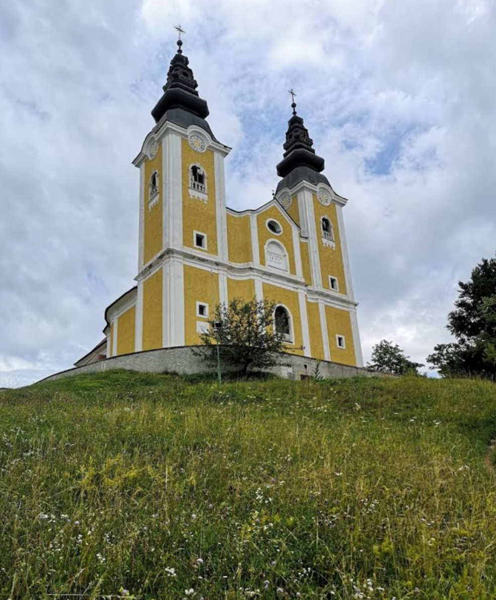 Dobrič - Župnijska cerkev sv. Križa na gori Oljki - Szent kereszt-plébániatemplom az Oljki hegyen (733 m)