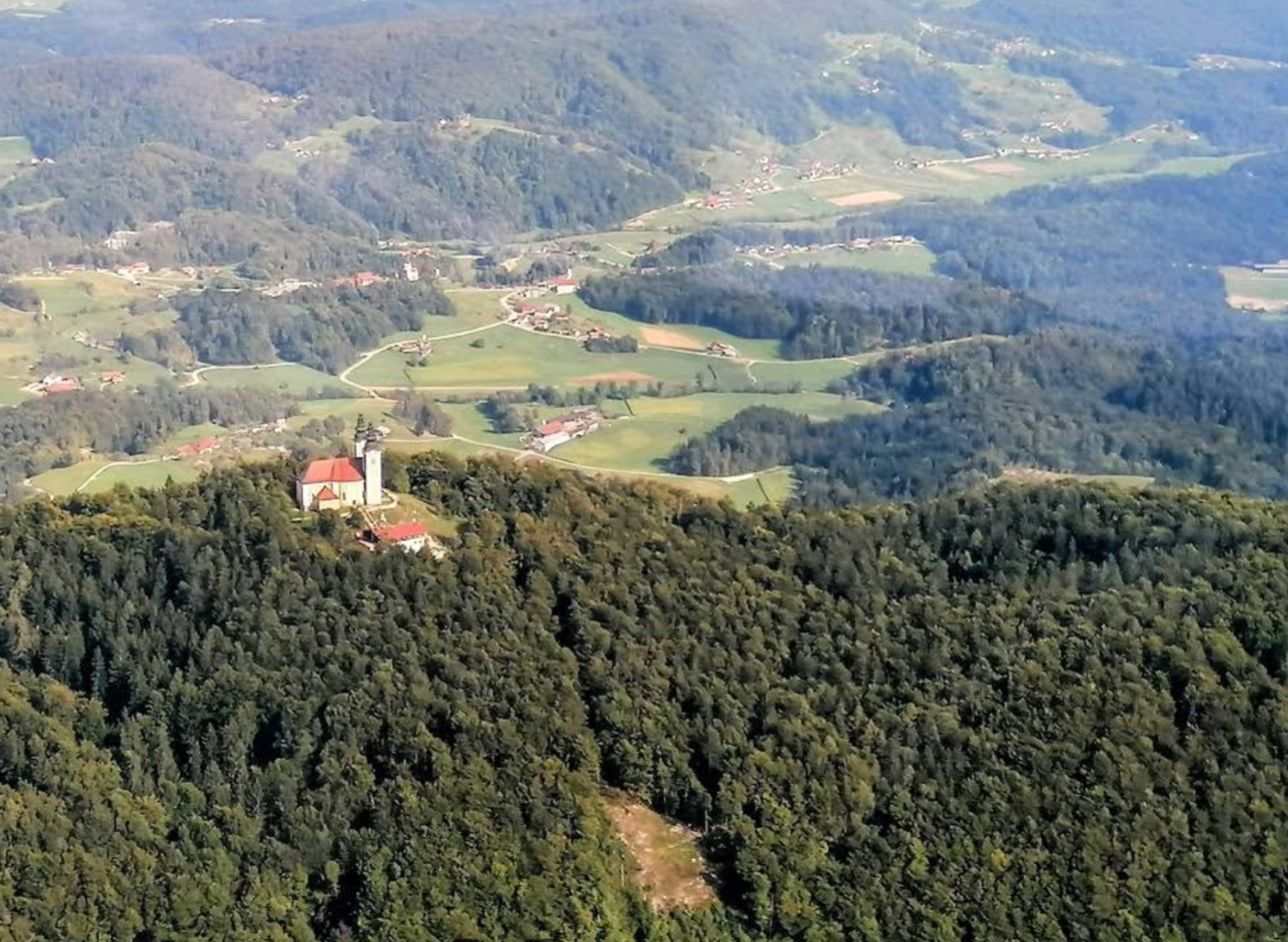 Dobrič - Župnijska cerkev sv. Križa na gori Oljki - Szent kereszt-plébániatemplom az Oljki hegyen (733 m)