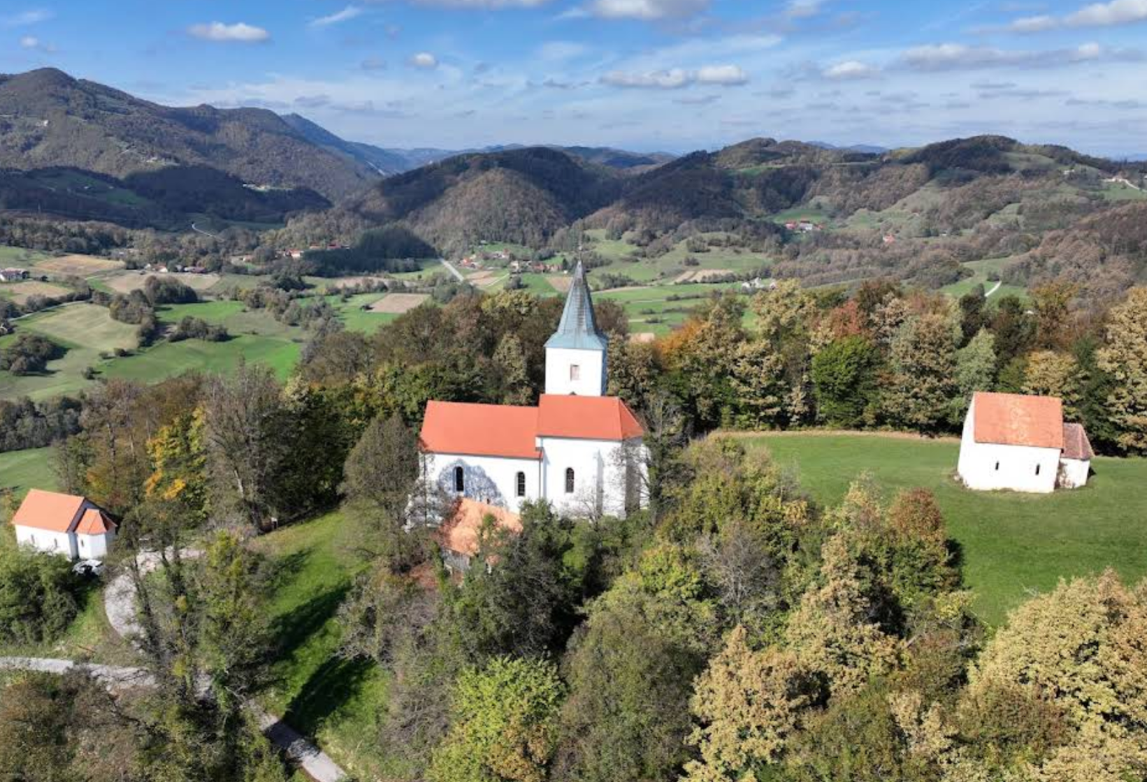 Gradišče nad Podsredo - Cerkev Marije sedem žalosti, Stara sv. gora nad Podsredo - Hétfájdalmú Szűzanya-templom a Szent öreghegyen (386 m)