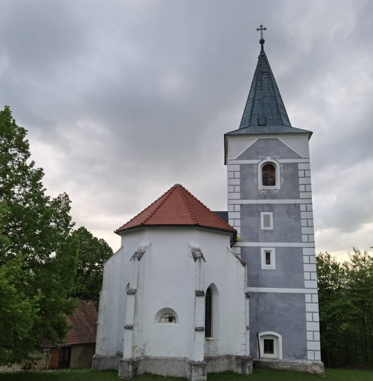 Gradišče nad Podsredo - Cerkev Marije sedem žalosti, Stara sv. gora nad Podsredo - Hétfájdalmú Szűzanya-templom a Szent öreghegyen (386 m)