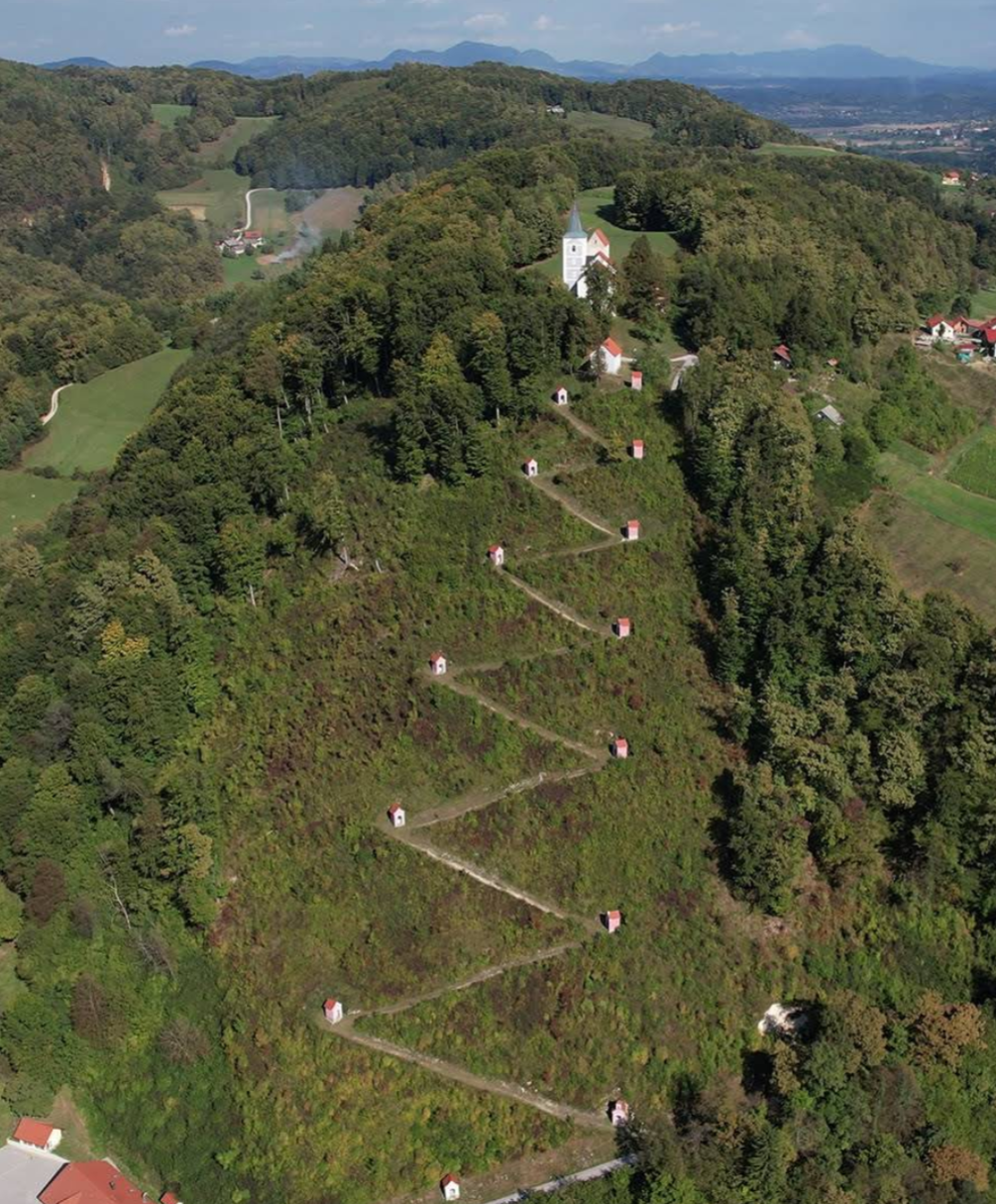 Gradišče nad Podsredo - Cerkev Marije sedem žalosti, Stara sv. gora nad Podsredo - Hétfájdalmú Szűzanya-templom a Szent öreghegyen (386 m)