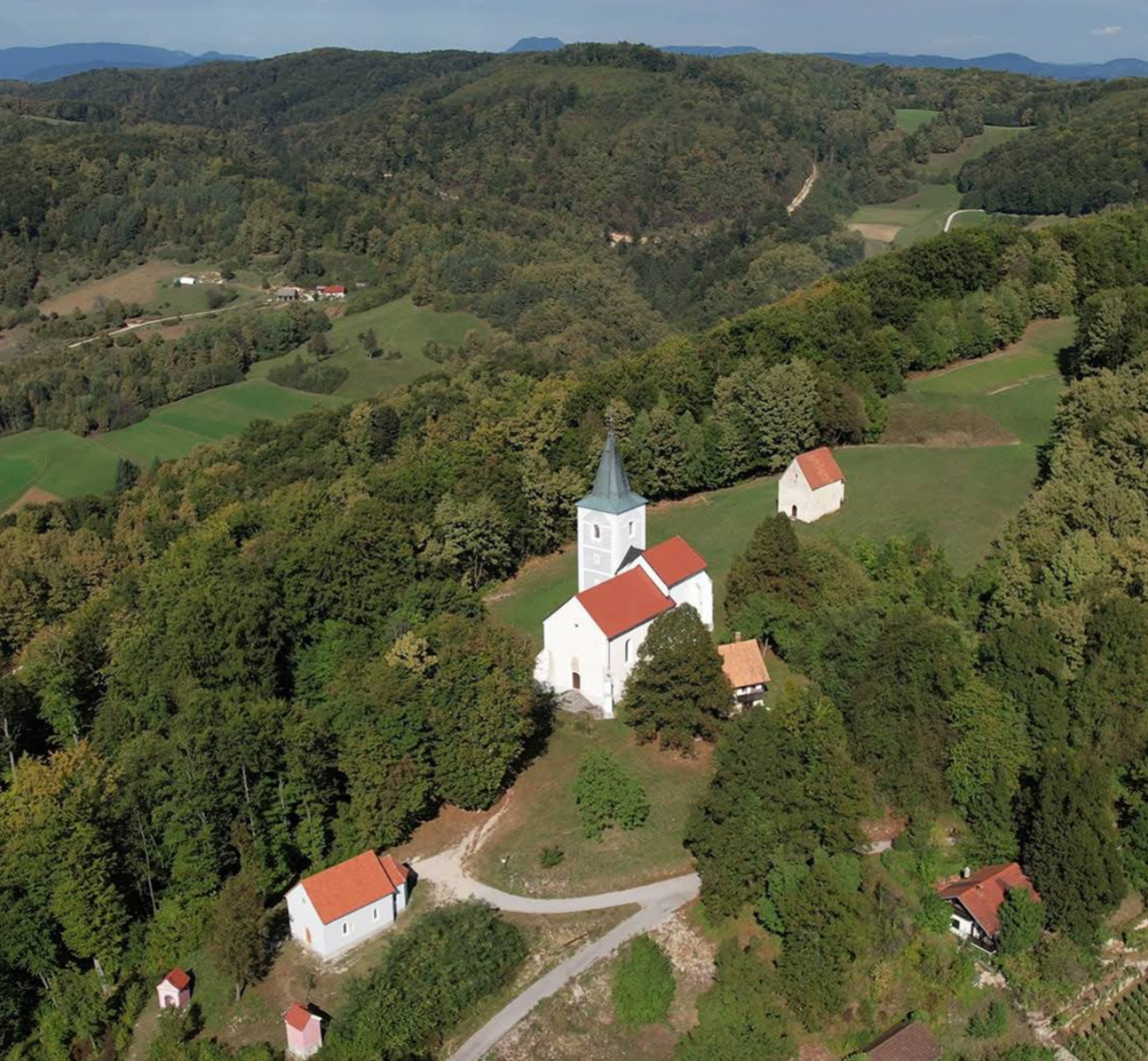 Gradišče nad Podsredo - Cerkev Marije sedem žalosti, Stara sv. gora nad Podsredo - Hétfájdalmú Szűzanya-templom a Szent öreghegyen (386 m)