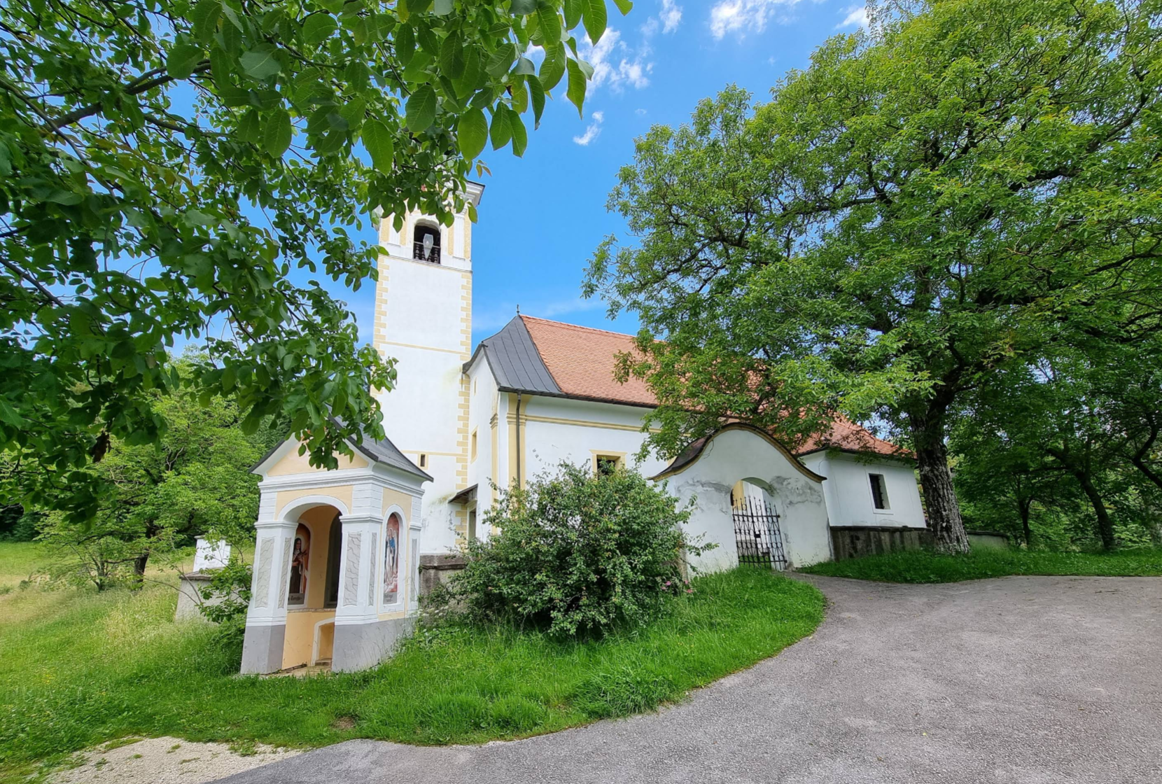 Lepa Njiva - Cerkev Matere božje - Szűz Mária, az Isten gondviselés Anyja-templom