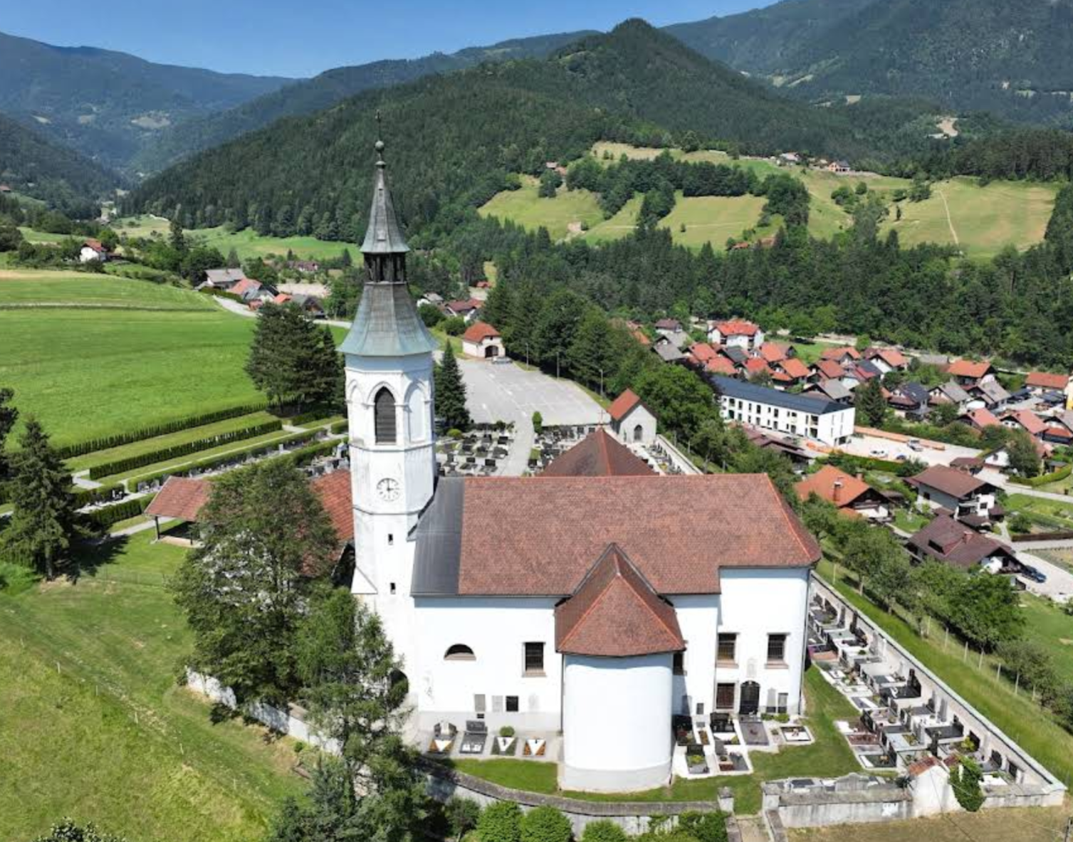 Ljubno ob Savinji - Cerkev Matere Božje v Rosulah - Rosulai Istenszülő-templom a temető mellett