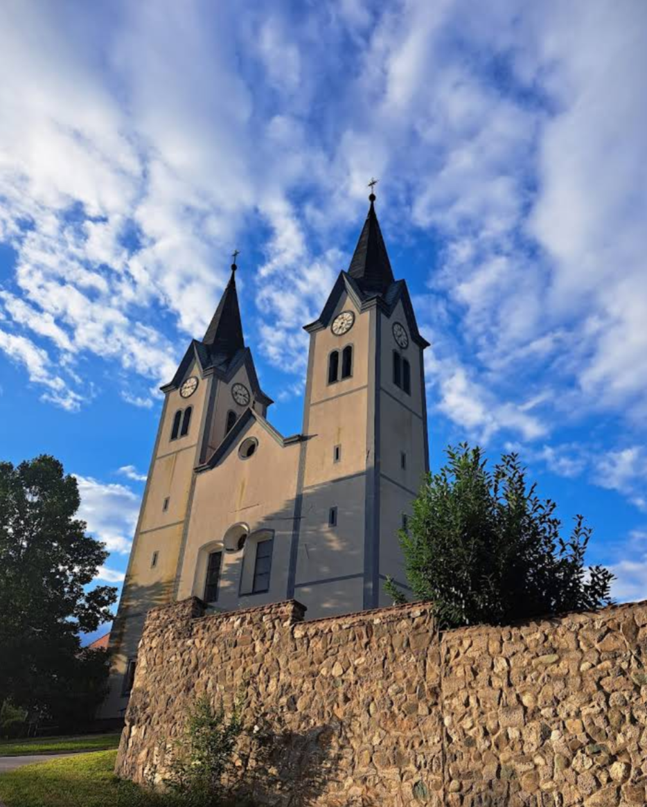 Nazarje - Cerkev Marije iz Nazareta, Frančiškanski samostan - Názáreti Mária-kolostortemplom, ferences kolostor