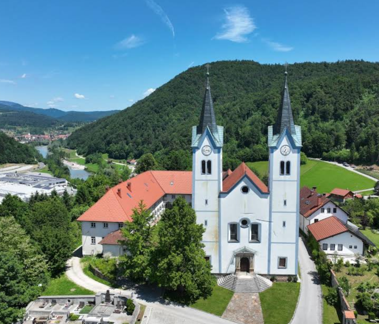 Nazarje - Cerkev Marije iz Nazareta, Frančiškanski samostan - Názáreti Mária-kolostortemplom, ferences kolostor