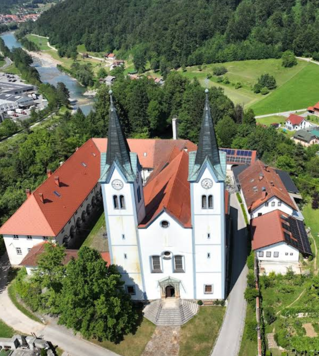 Nazarje - Cerkev Marije iz Nazareta, Frančiškanski samostan - Názáreti Mária-kolostortemplom, ferences kolostor