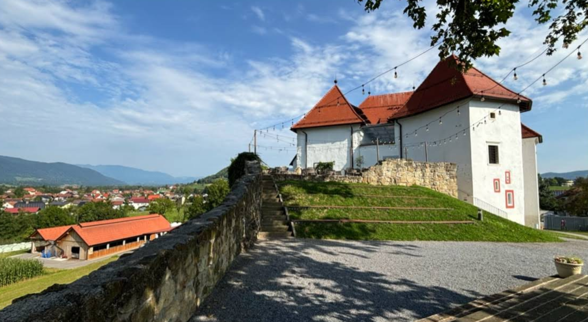 Grad Komenda/Občinska knjižnica Polzela - Komenda vára/Városi könyvtár
