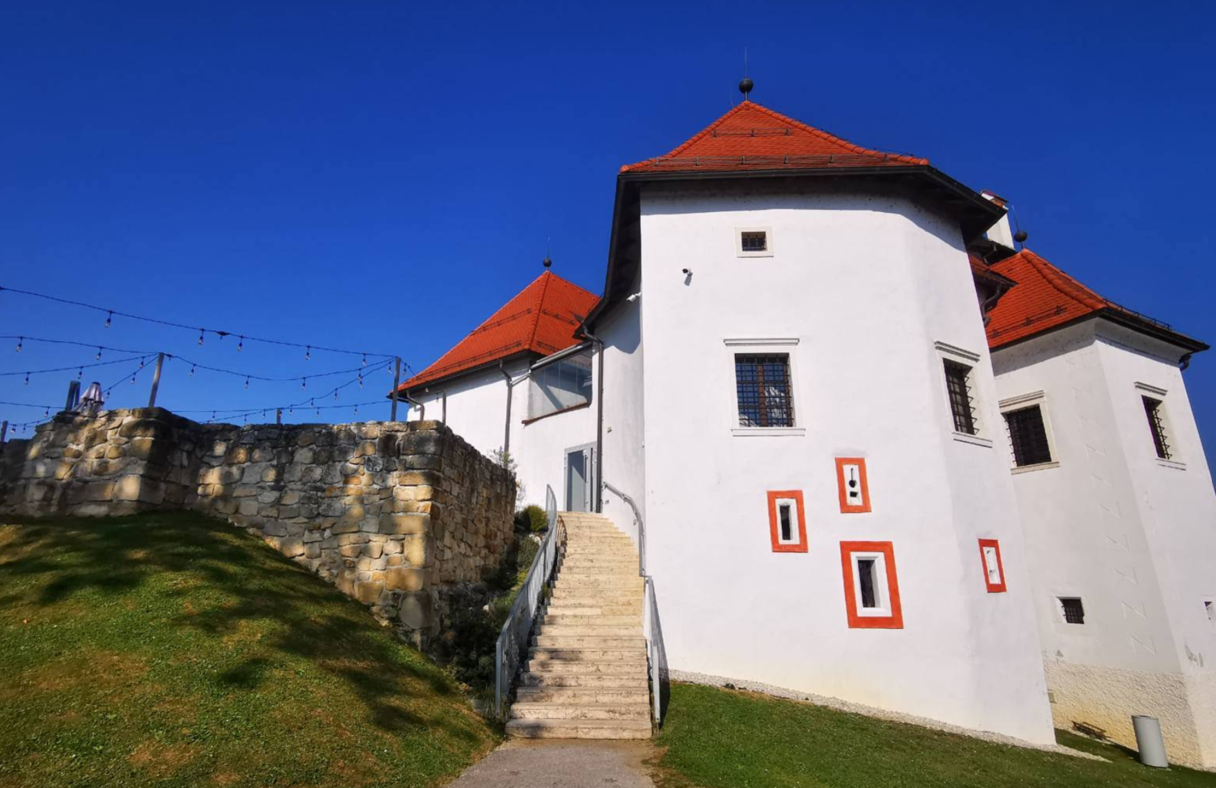 Grad Komenda/Občinska knjižnica Polzela - Komenda vára/Városi könyvtár