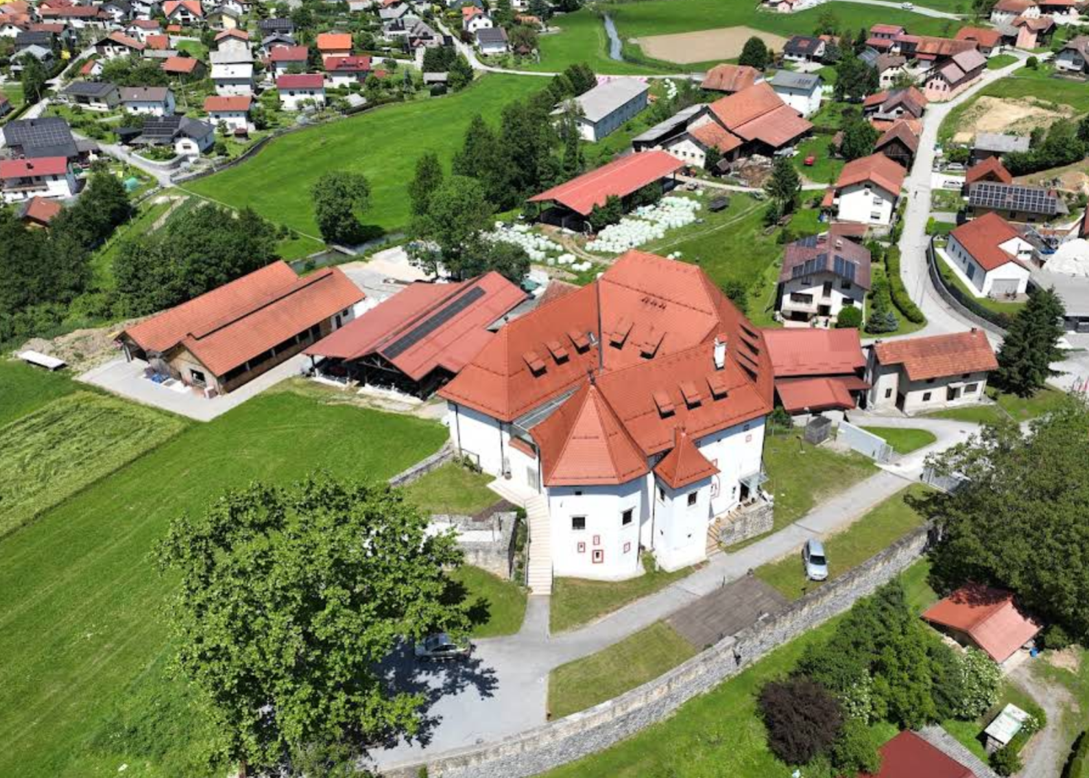 Grad Komenda/Občinska knjižnica Polzela - Komenda vára/Városi könyvtár