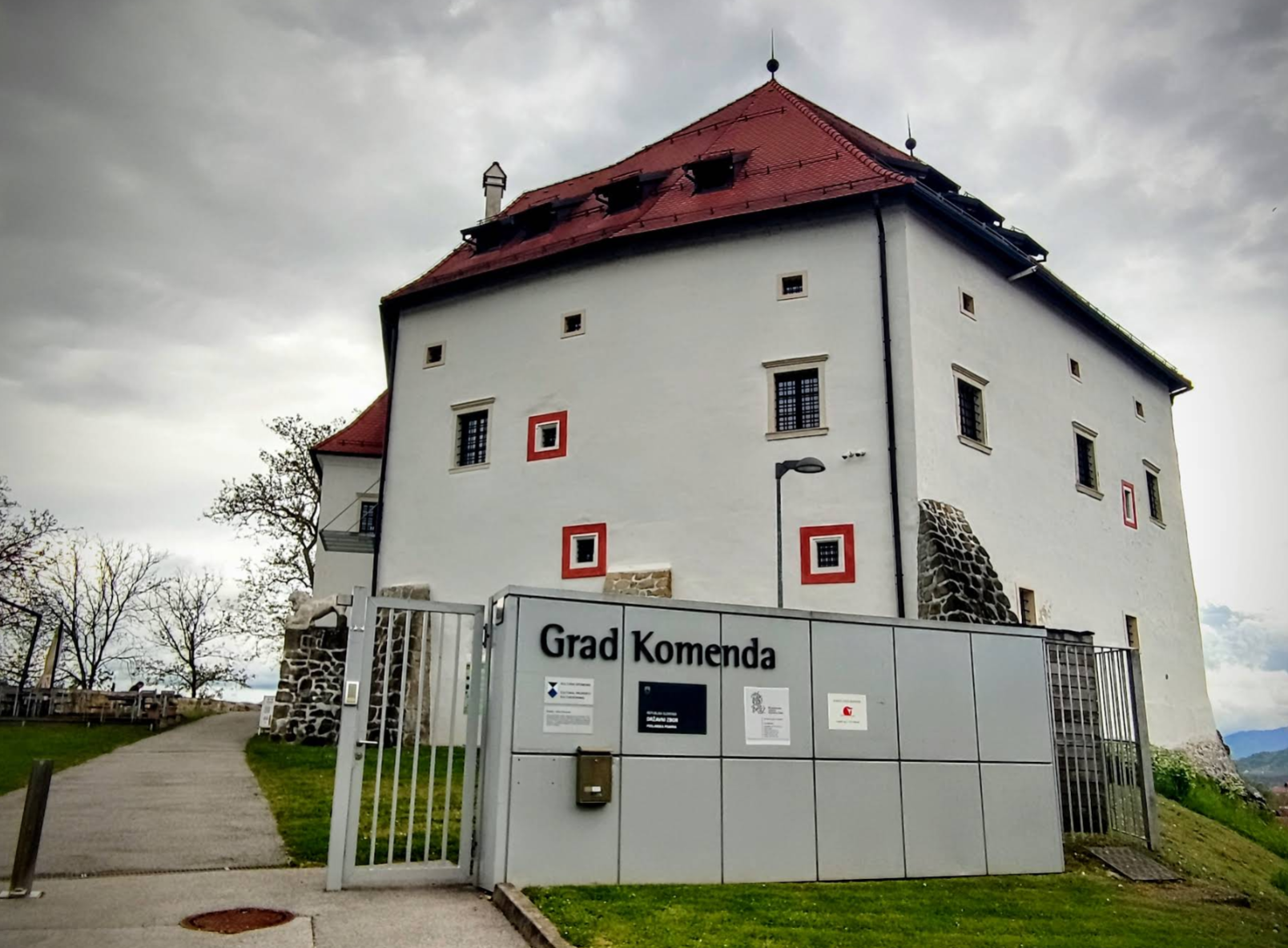 Grad Komenda/Občinska knjižnica Polzela - Komenda vára/Városi könyvtár