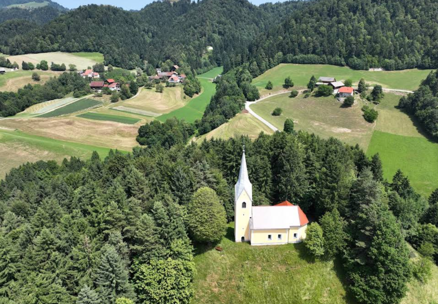 Ravne - Cerkev Sv. Duha na Strakov vrh (515 m) - Szentlélek-templom
