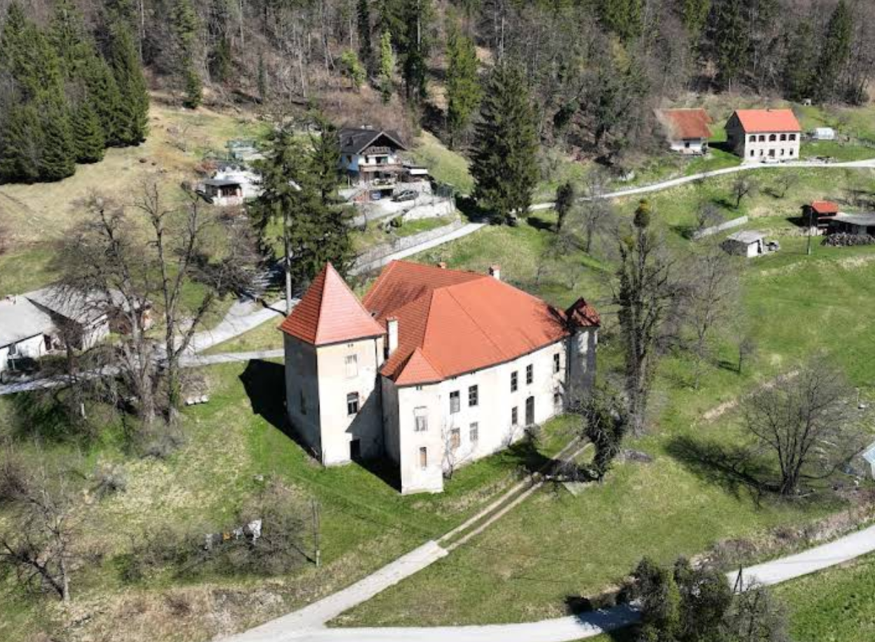 Širje - Dvorec/grad Širje - Širje kastélya/vára