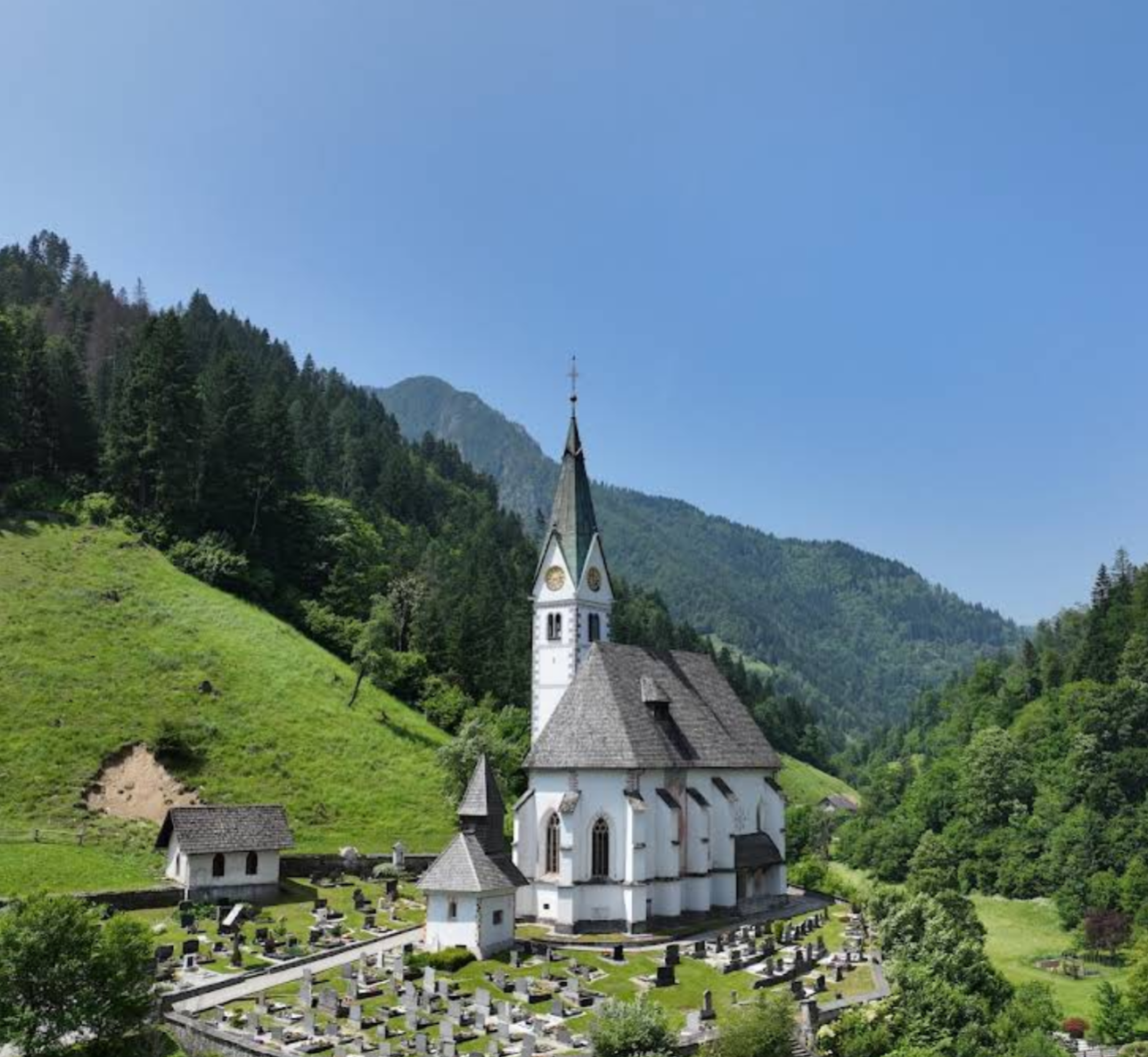 Solčava - Župnijska cerkev Marije Snežne - Havas Boldogasszony-plébániatemplom a temetőben