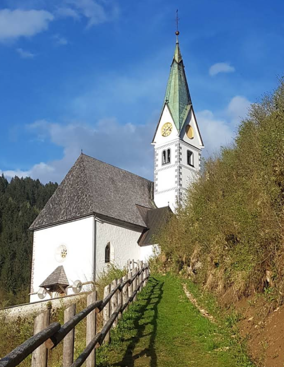 Solčava - Župnijska cerkev Marije Snežne - Havas Boldogasszony-plébániatemplom a temetőben