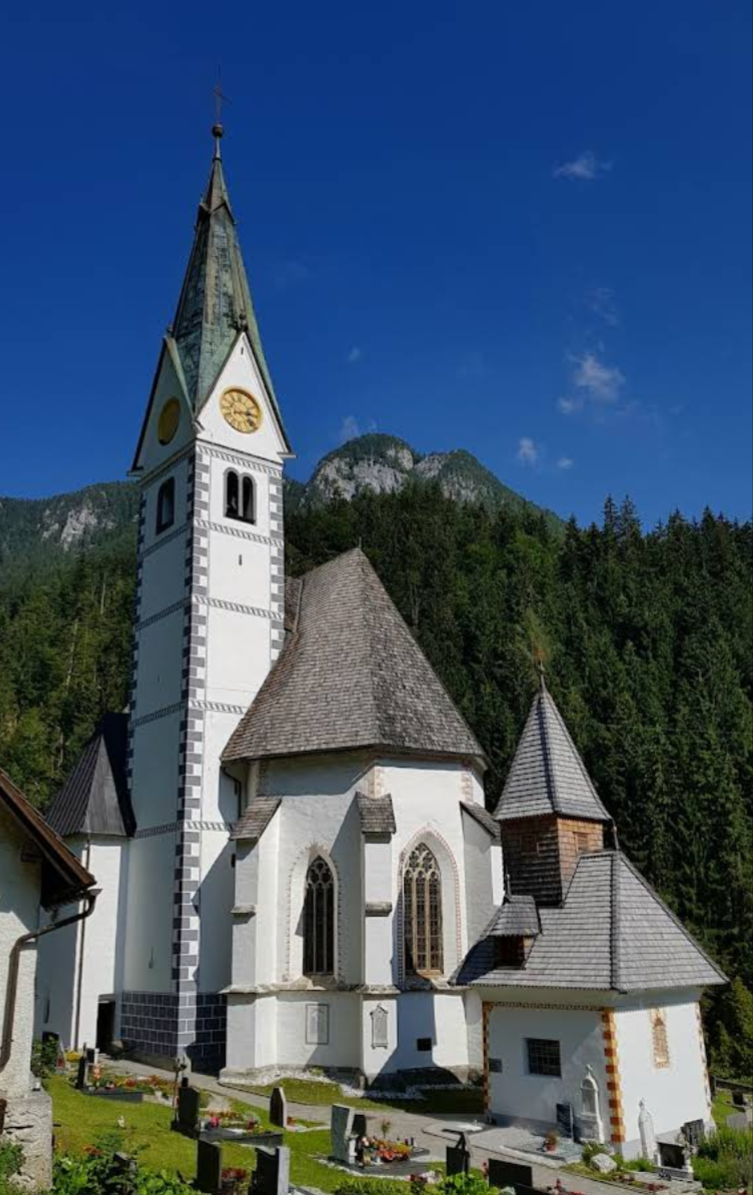 Solčava - Župnijska cerkev Marije Snežne - Havas Boldogasszony-plébániatemplom a temetőben