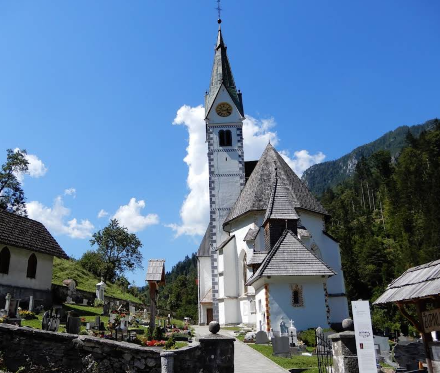 Solčava - Župnijska cerkev Marije Snežne - Havas Boldogasszony-plébániatemplom a temetőben