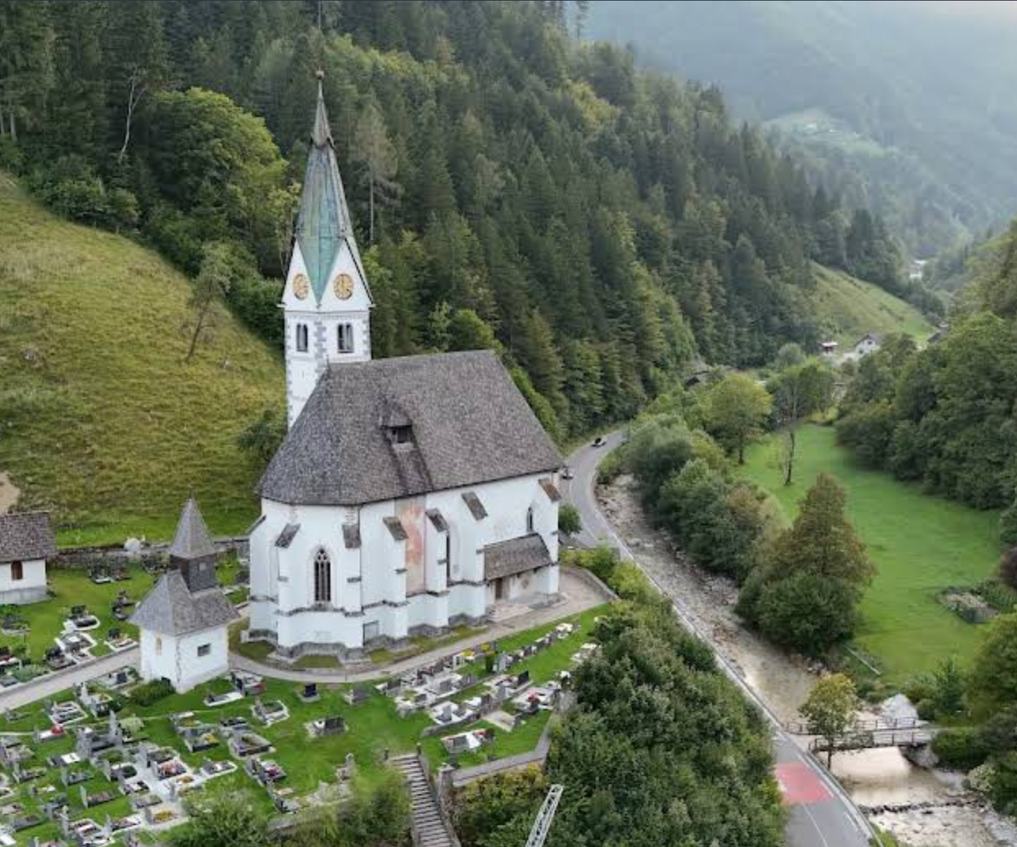 Solčava - Župnijska cerkev Marije Snežne - Havas Boldogasszony-plébániatemplom a temetőben