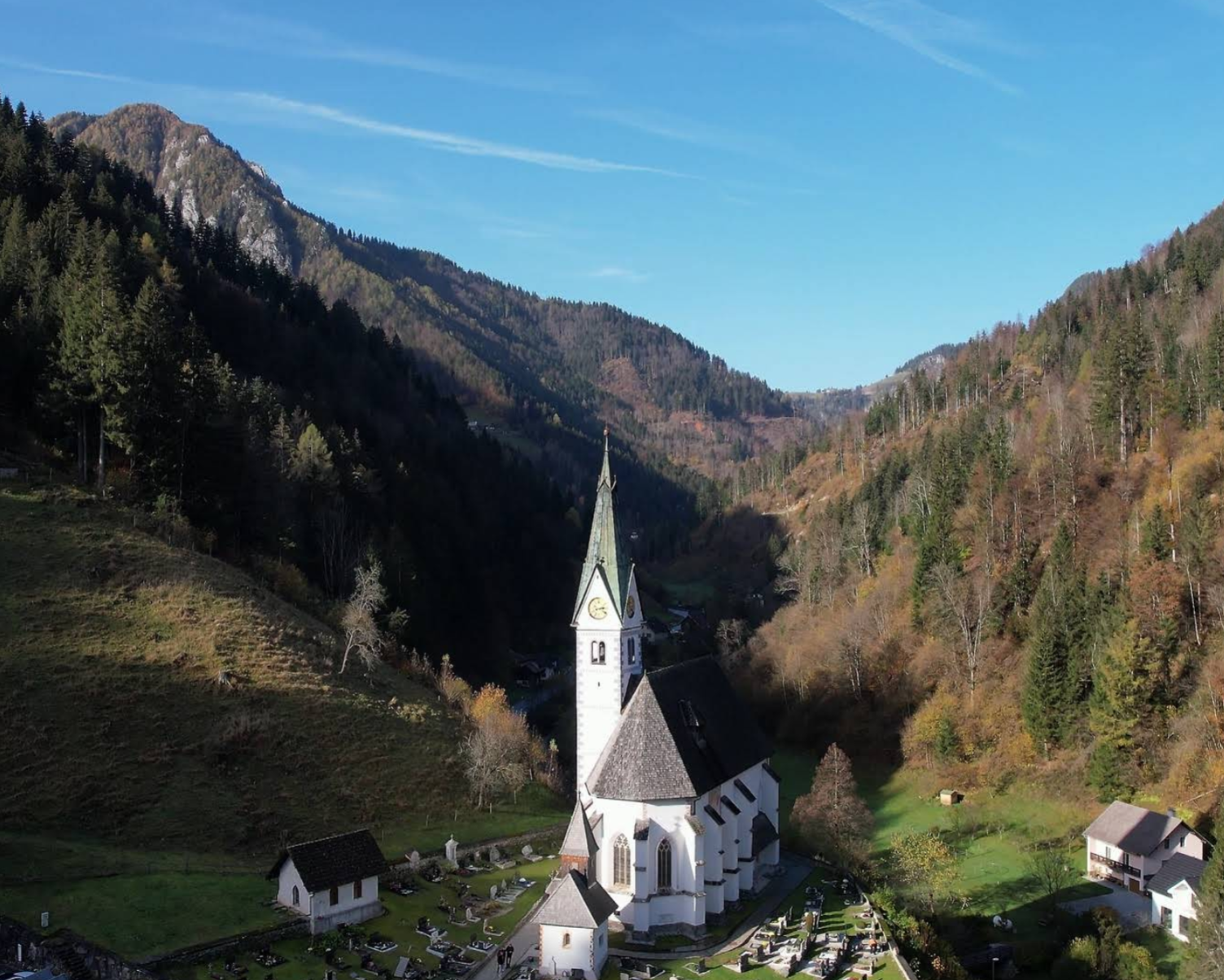 Solčava - Župnijska cerkev Marije Snežne - Havas Boldogasszony-plébániatemplom a temetőben