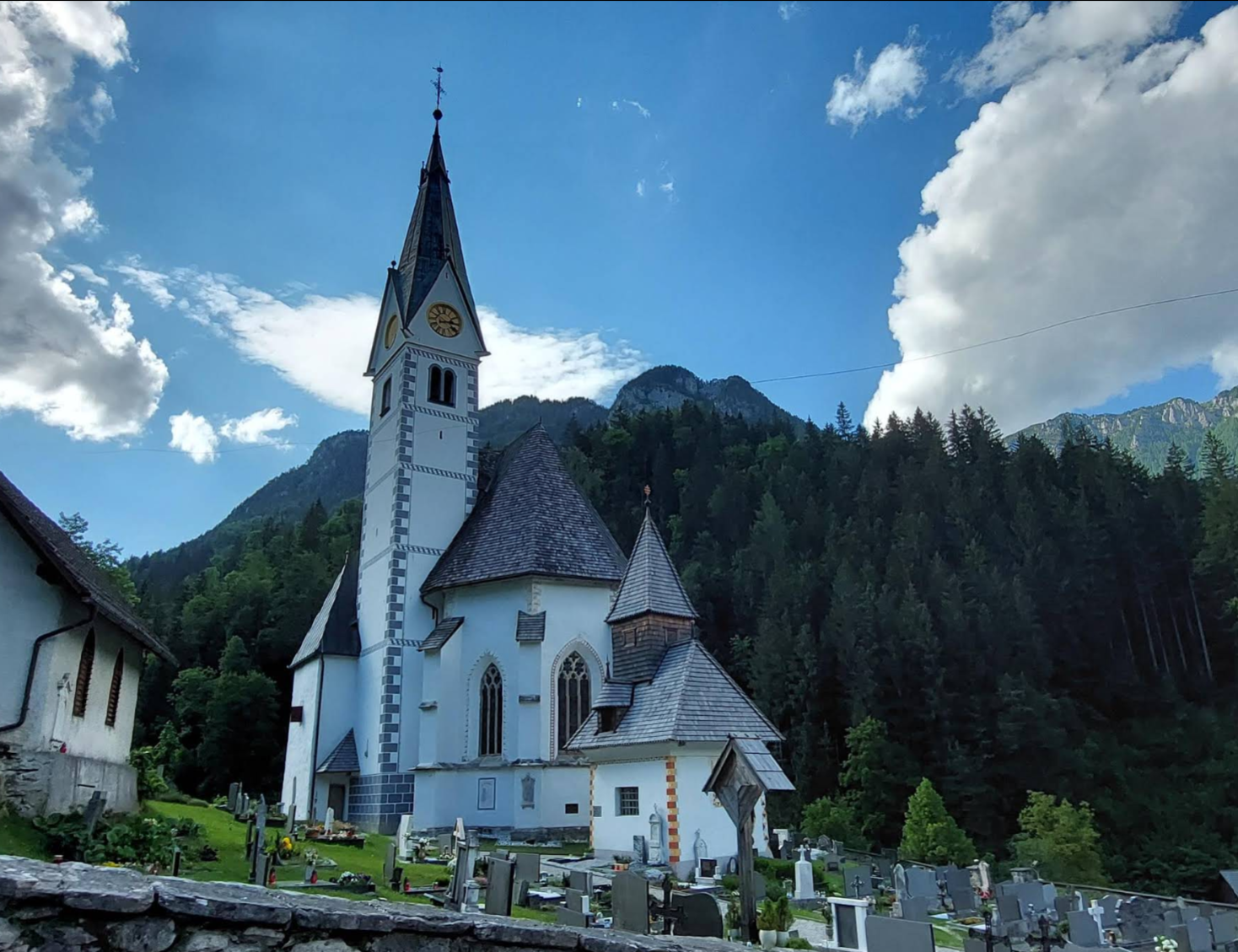 Solčava - Župnijska cerkev Marije Snežne - Havas Boldogasszony-plébániatemplom a temetőben