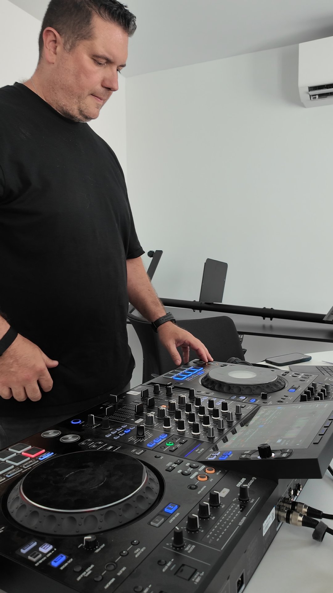 DJ MIKKA