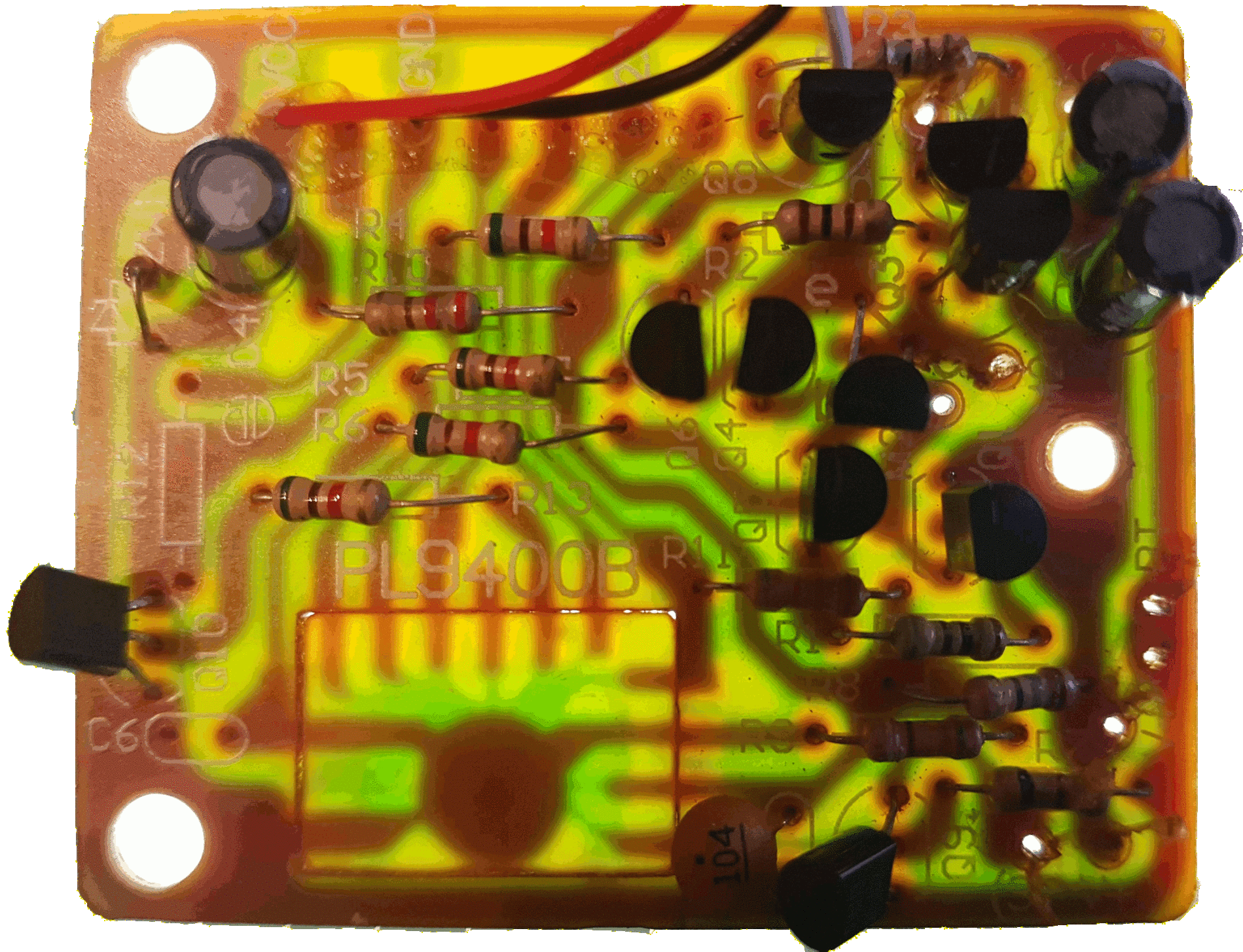 Le circuit imprimé par transparence sur une table lumineuse