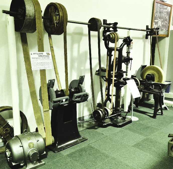 Productie artilleriegranaten in fabriek Artillerie Inrichtingen.