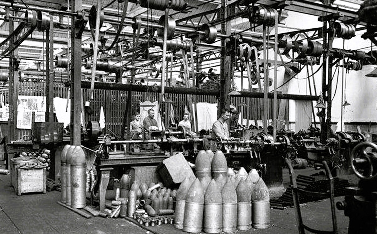 Productie artilleriegranaten in fabriek Artillerie Inrichtingen.