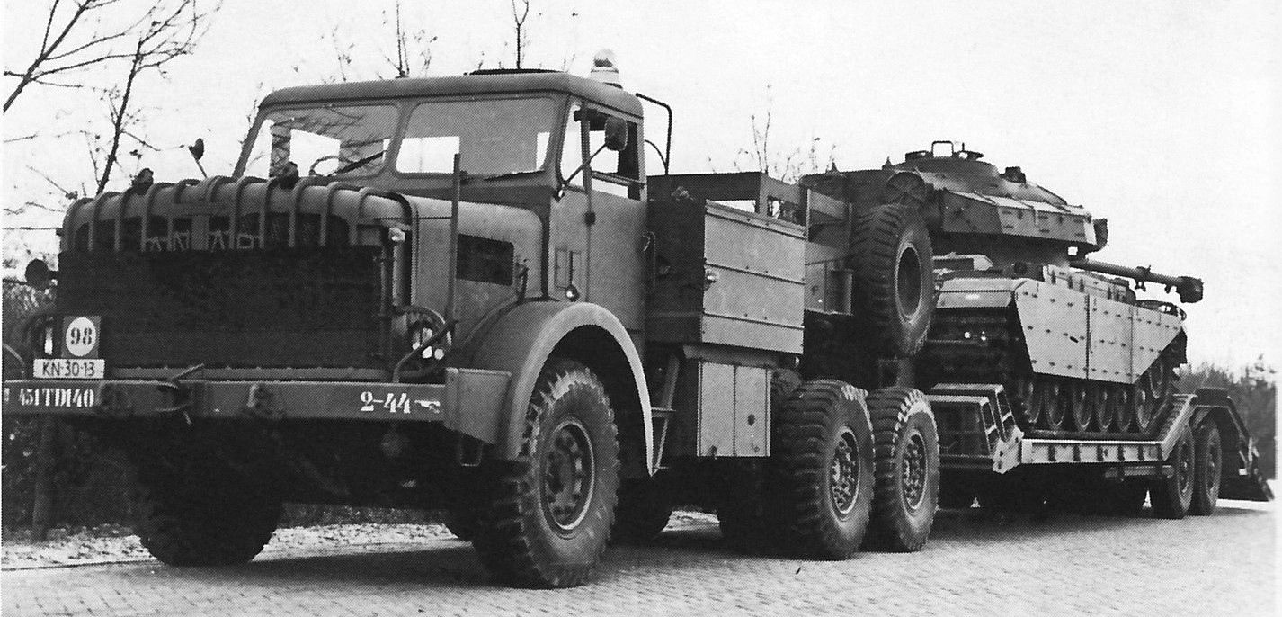 Antar trekker oplegger met Centurion tank