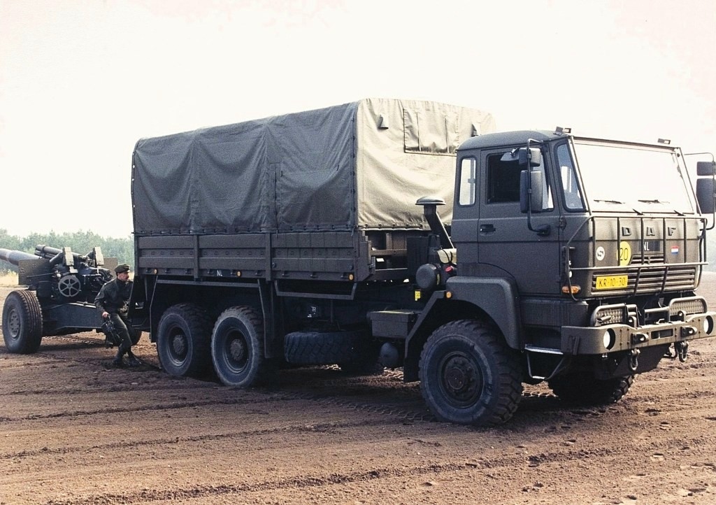 DAF YHZ 2300 40 kN 6x6-artillerietrekker met een 155mm houwitser M114/39