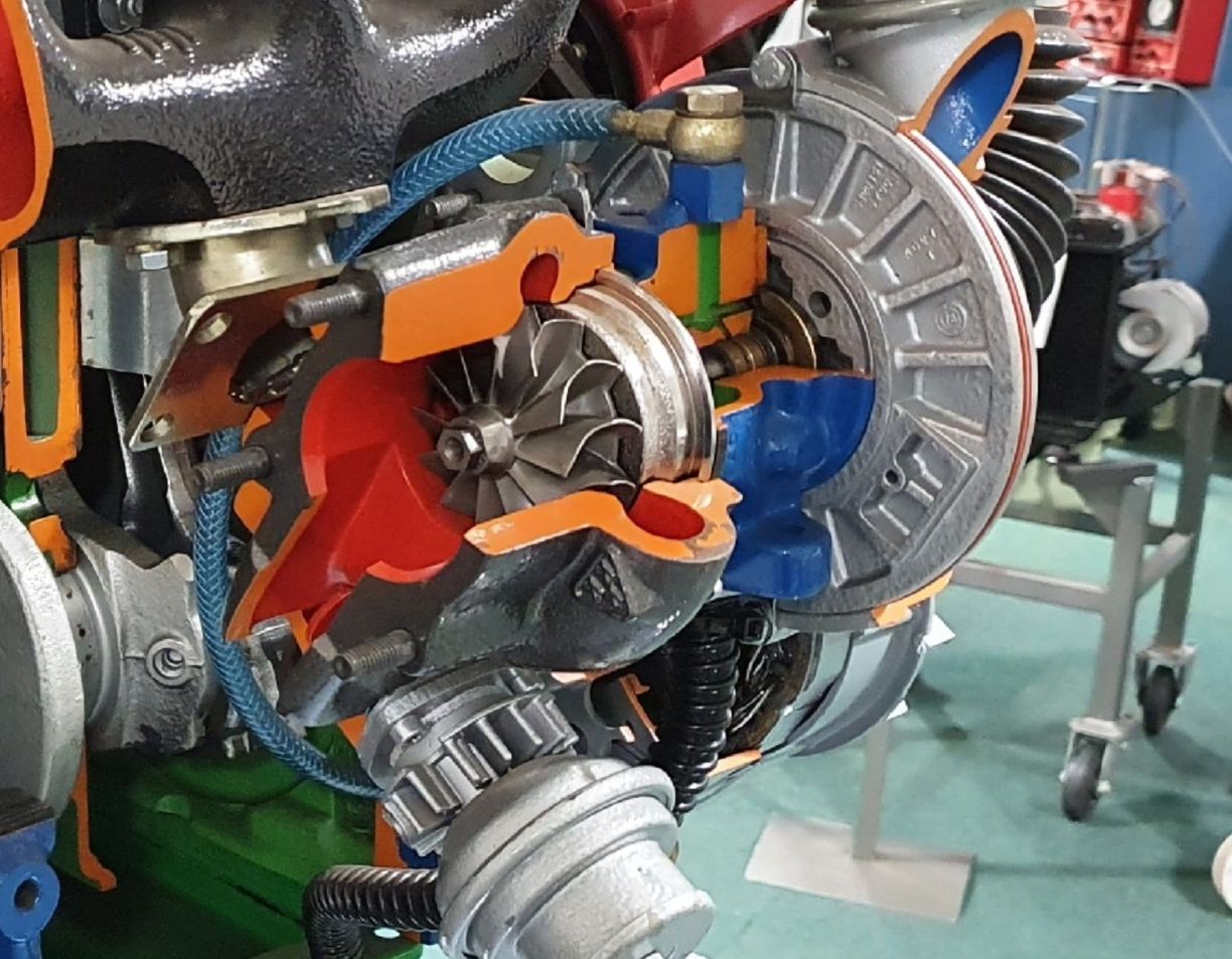 Turbo op motor voor instructiedoeleinden aangebracht
