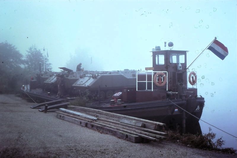 Rijksvaartuig lost YPR 765 basisvtg in Hedel