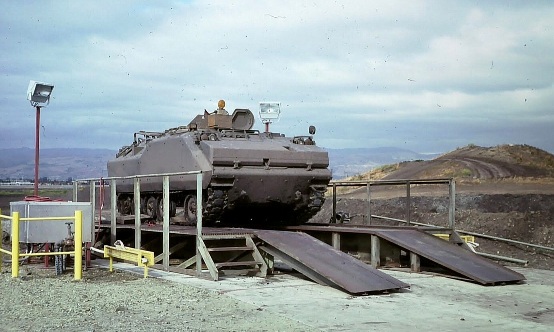 YPR 765 basisvoertuig met averij aan loopwerk